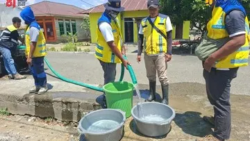 Kementerian PU Salurkan Bantuan 8.000 Liter Air Bersih di Desa Dodaga, Halmahera Timur