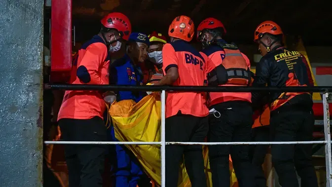 Evakuasi Korban Kebakaran KM Mutiara Sentosa II di Pelabuhan Tanjung Perak