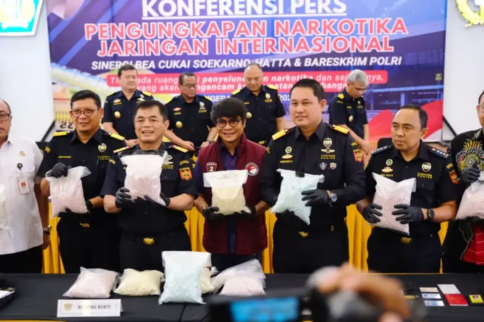 Penyelundupan Ekstasi oleh Pilot Asing di Bandara Internasional Soekarno-Hatta
