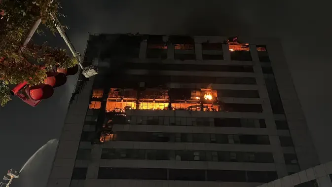 Evakuasi Korban Kebakaran Gedung Bapenda DKI Jakarta, Petugas Selamatkan Satu Orang dari Lantai 15