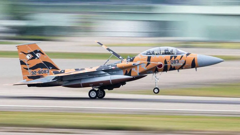 Jet Tempur F-15 Patah Roda di Landasan Pacu Bandara Naha