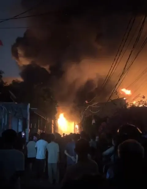 Pabrik Bingkai di Duren Sawit Terbakar, 22 Unit Mobil Pemadam Dikerahkan