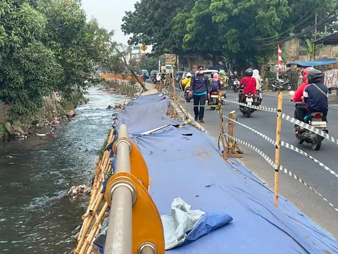 Kondisi Trotoar Amblas di Jalan Raya Sawangan Kota Depok