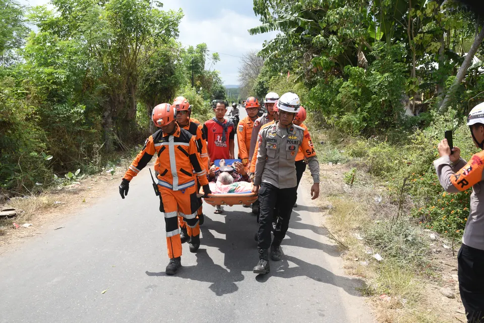 Gempa Flores, Evakuasi Lansia ke Posko Kesehatan dan Penanganan Darurat