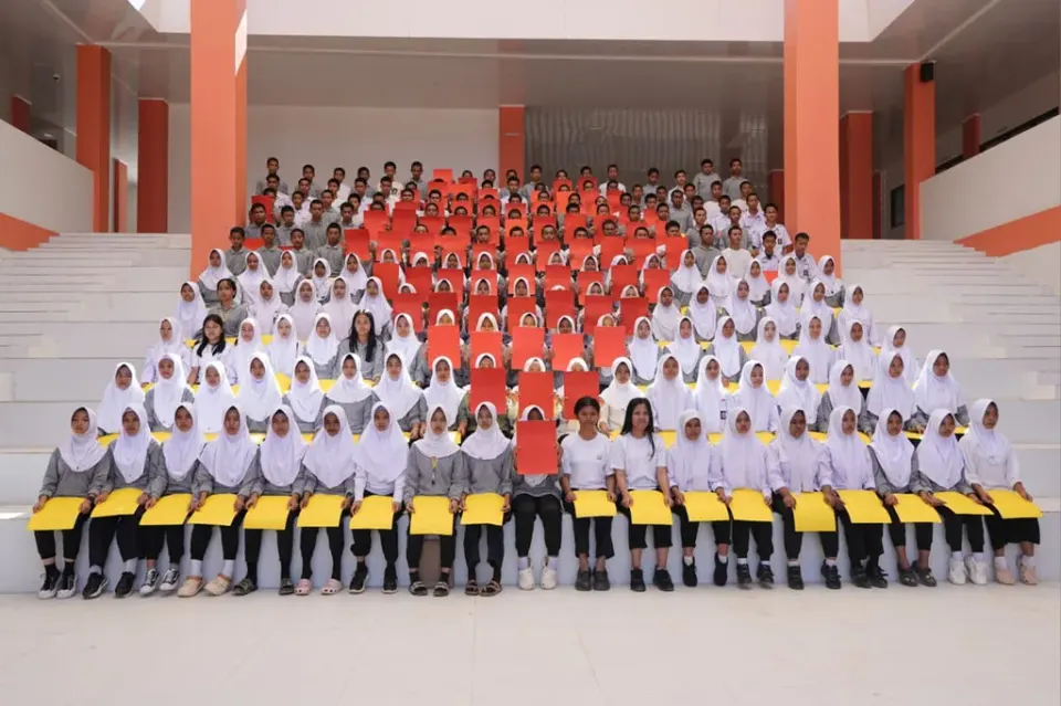 Aksi Paper Mob Siswa Sekolah Rakyat Sulawesi Selatan Sambut Kunjungan Mensos Gus Ipul