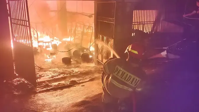 Kebakaran Gedung Sarana Olahraga Golf di Pangkalan Jati Depok Hanguskan Belasan Mobil Golf