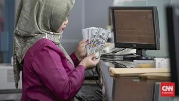 Rupiah Ditutup Melemah ke Rp18.111 per Dolar AS Terdampak Sentimen Domestik dan Global
