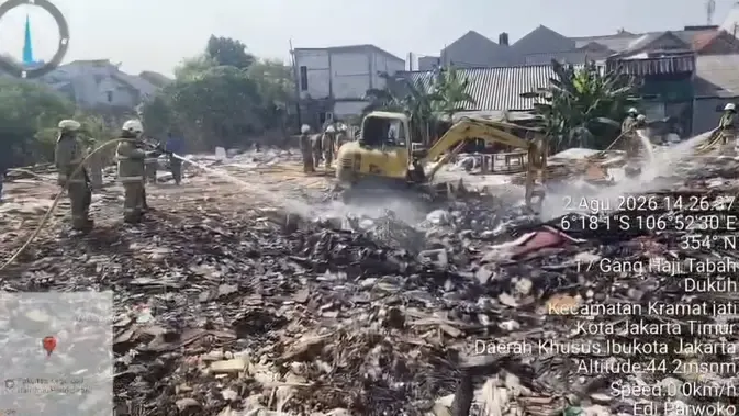 Proses Penanganan Kebakaran Tumpukan Sampah di Kramat Jati yang Berlangsung Lebih dari 30 Jam