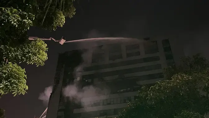 Kebakaran Gedung Bapenda DKI Jakarta Hanguskan Enam Lantai di Jalan Abdul Muis