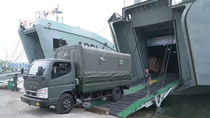 Kapal Rumah Sakit TNI AD Berlayar ke NTT Bantu Korban Gempa