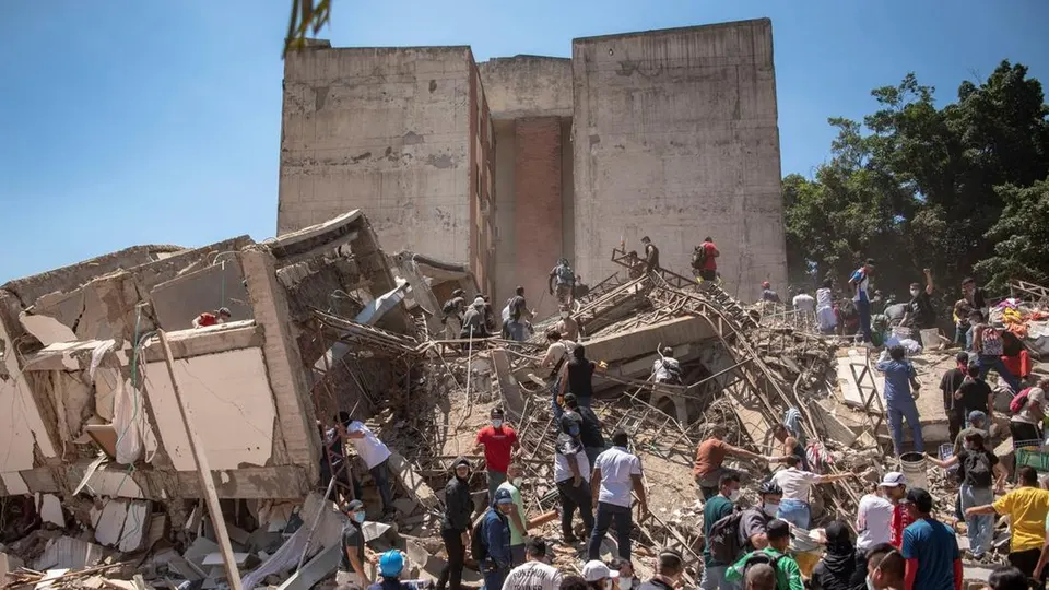 Cara Menyelamatkan Diri dari Reruntuhan Bangunan Berkaca pada Gempa Kolombia