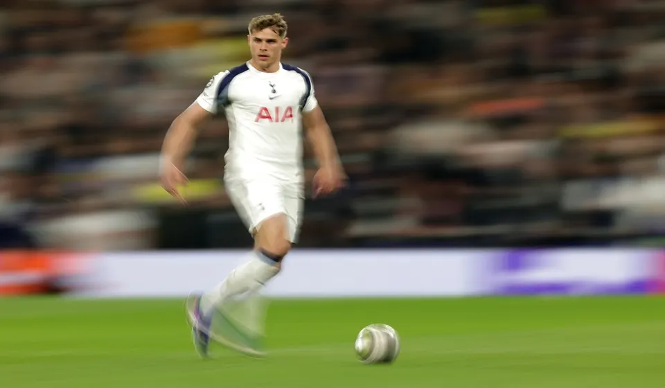 Micky van de Ven Dekati Kesepakatan Kontrak Baru dengan Tottenham Hotspur