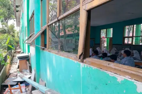 Kisah Siswa SMP di Bandung Barat Patungan Perbaiki Sekolah