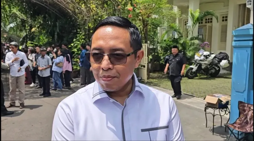 Penjelasan Hasan Nasbi soal Pemasangan Pagar Tinggi di Mal Jakarta dan Surabaya