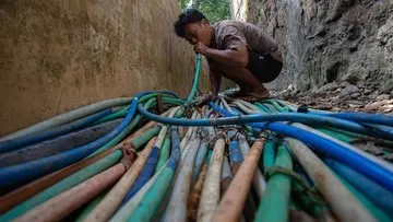 Cara Menyalurkan Air Menggunakan Selang Saat Menghadapi Krisis Kemarau Panjang