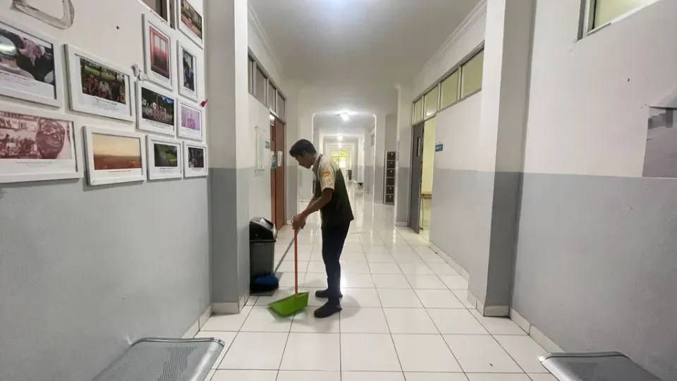 Realita dan Tantangan Pekerja Kebersihan di Rumah Sakit dan Kampus