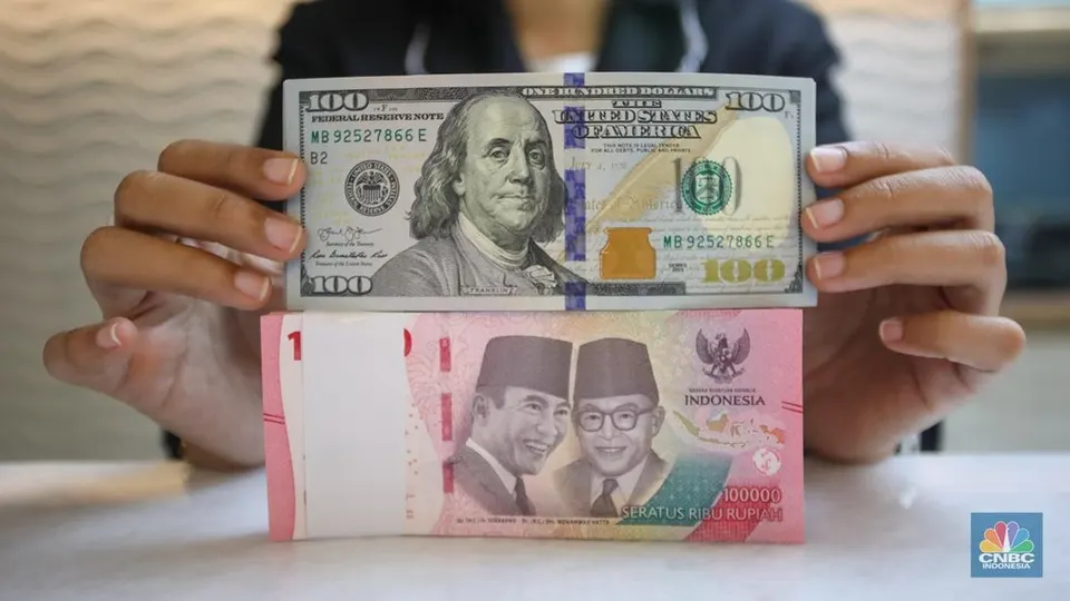 Memantau Pergerakan Rupiah Saat Menguat ke Rp18.040 per Dolar AS