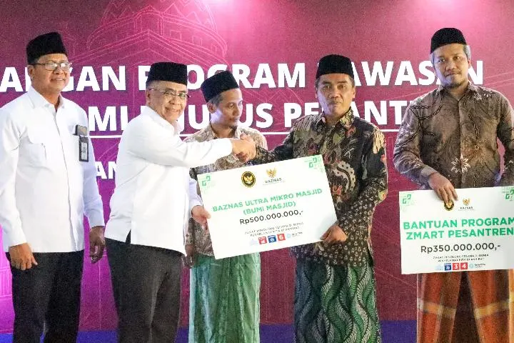Kolaborasi Baznas RI dan Kemenko PM Salurkan Bantuan Ekonomi Umat di Gresik